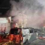 Esenyurt’ta 8 araç ve iş yeri alev alev yandı: Kundaklama anı güvenlik kamerasında