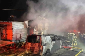 Esenyurt’ta 8 araç ve iş yeri alev alev yandı: Kundaklama anı güvenlik kamerasında