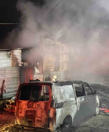 Esenyurt’ta 8 araç ve iş yeri alev alev yandı: Kundaklama anı güvenlik kamerasında