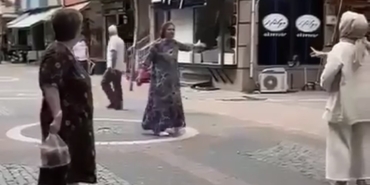 Eski eşinin kaçtığını düşündüğü kadının dükkanını taşladı