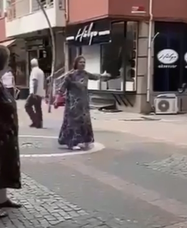 Eski eşinin kaçtığını düşündüğü kadının dükkanını taşladı