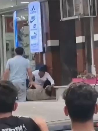 Esnafı vuran saldırganı üzerine atlayan vatandaş etkisiz hale getirdi