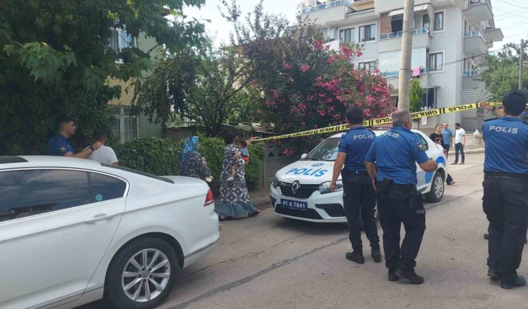 Evi terk eden eşine sinirlendi, çocuklarını rehin aldı