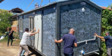 Evi yanan vatandaşın yaraları sarılıyor