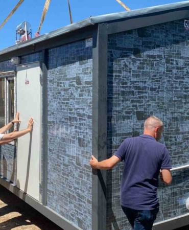 Evi yanan vatandaşın yaraları sarılıyor