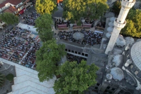 Eyüp Sultan Camii’nde bayram namazı yoğunluğunu böyle görüntülendi