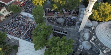Eyüp Sultan Camii’nde bayram namazı yoğunluğunu böyle görüntülendi