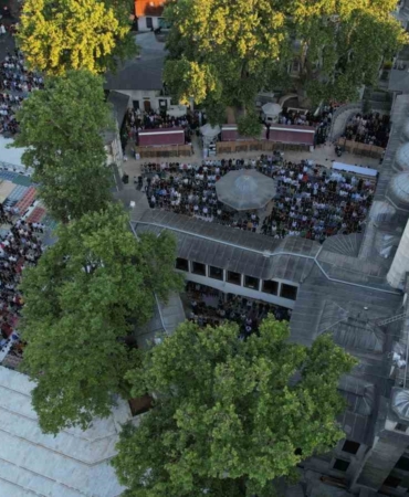 Eyüp Sultan Camii’nde bayram namazı yoğunluğunu böyle görüntülendi