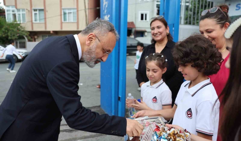 Eyüpsultan Belediye Başkanı Özmen, öğrencilerin karne heyecanına ortak oldu