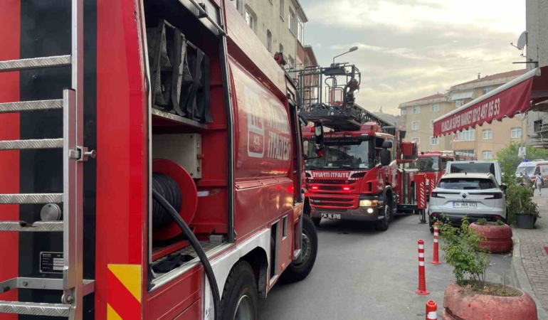 Eyüpsultan’da yangında can pazarı: Mahsur kalan 20 kişi tahliye edildi, 4 kişi dumandan etkilendi