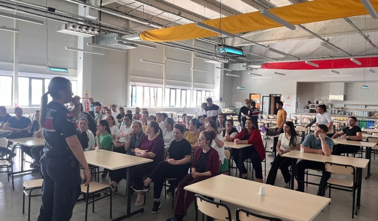 Fabrikada çalışan kadınlara KADES tanıtımı