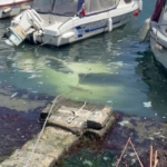 Fatih Ayvansaray Caddesi üzerinde sürücüsünün yol kenarına park ettiği otomobil denize düştü. Otomobilin içerisinde kimsenin olmadığı öğrenilirken, bölgeye ekipler sevk edildi.