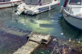 Fatih Ayvansaray Caddesi üzerinde sürücüsünün yol kenarına park ettiği otomobil denize düştü. Otomobilin içerisinde kimsenin olmadığı öğrenilirken, bölgeye ekipler sevk edildi.
