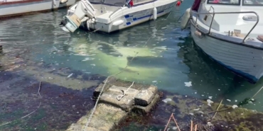 Fatih Ayvansaray Caddesi üzerinde sürücüsünün yol kenarına park ettiği otomobil denize düştü. Otomobilin içerisinde kimsenin olmadığı öğrenilirken, bölgeye ekipler sevk edildi.