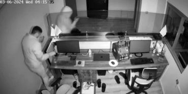 Fatih’te iş yerini soyan 3 hırsız kamerada