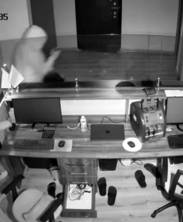 Fatih’te iş yerini soyan 3 hırsız kamerada