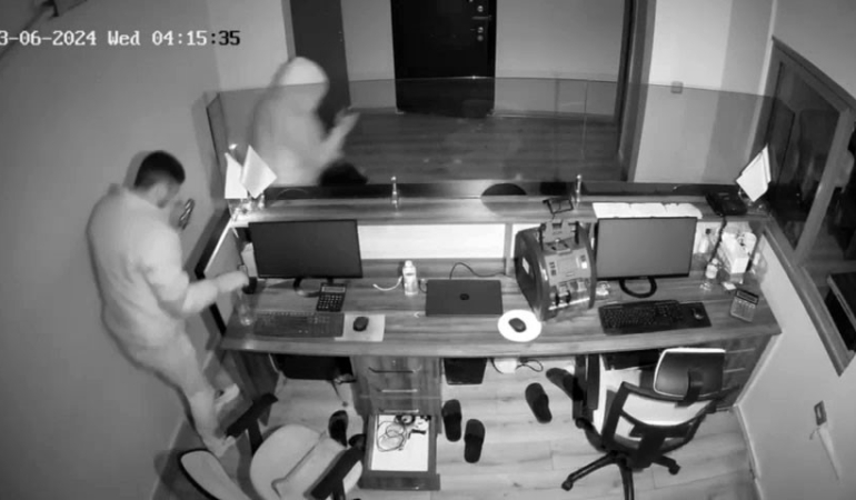 Fatih’te iş yerini soyan 3 hırsız kamerada