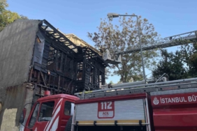 Fatih’te metruk bina alev alev yandı