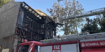 Fatih’te metruk bina alev alev yandı