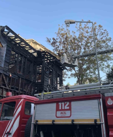 Fatih’te metruk bina alev alev yandı