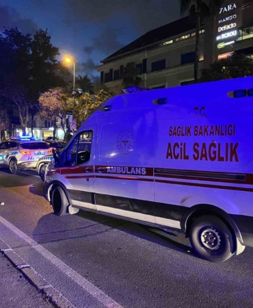 Fatih’te motosiklet, yolun karşısına geçmeye çalışan kadına çarptı: 3 yaralı