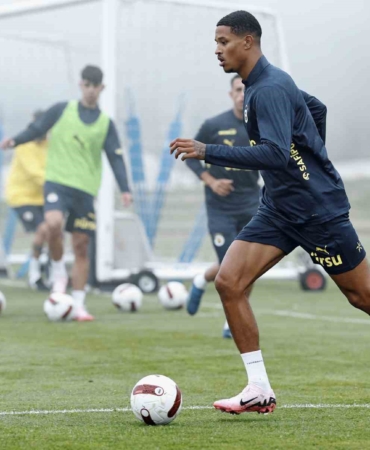 Fenerbahçe, günü çift idmanla tamamladı