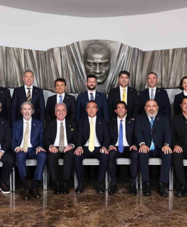 Fenerbahçe’de yeni yönetim mazbatalarını aldı