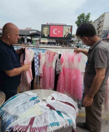 Fenomen muhtardan çocuklara ücretsiz bayram kıyafeti