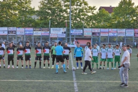 Filistin bayraklı forma giyerek maça çıktılar