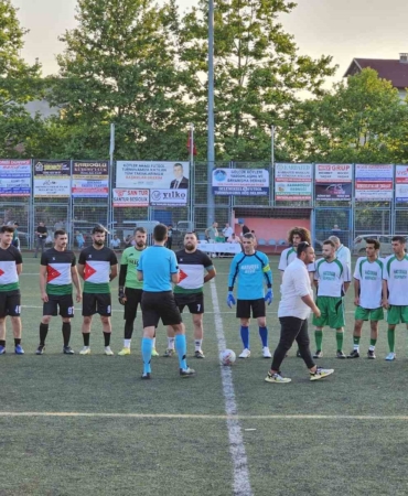 Filistin bayraklı forma giyerek maça çıktılar