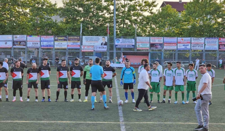 Filistin bayraklı forma giyerek maça çıktılar