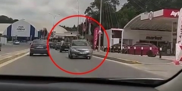 Film sahnesi gibi olay: Kilometrelerce geri geri giden otomobil şaşkına çevirdi