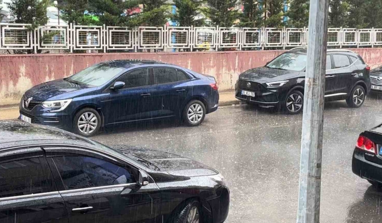 Fındık büyüklüğüne dolu yağdı, vatandaşlar hazırlıksız yakalandı