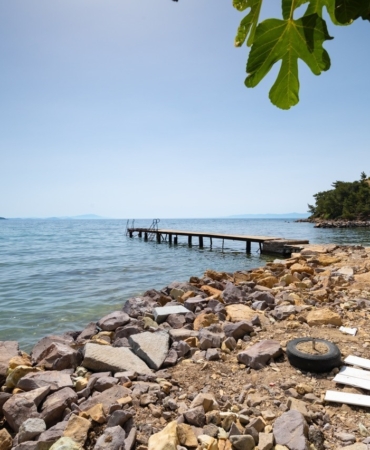 Fırtınanın vurduğu Pelitköy İçmeler sahili temizleniyor