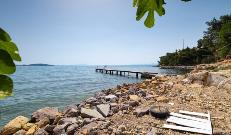 Fırtınanın vurduğu Pelitköy İçmeler sahili temizleniyor