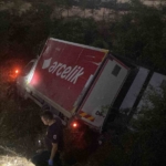 Freni boşalan Arçelik kamyoneti uçurumdan uçtu