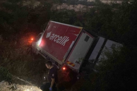 Freni boşalan Arçelik kamyoneti uçurumdan uçtu