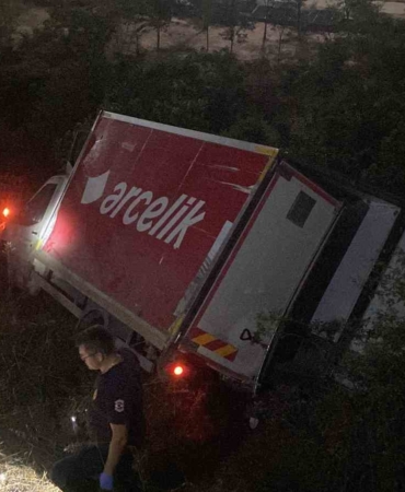 Freni boşalan Arçelik kamyoneti uçurumdan uçtu