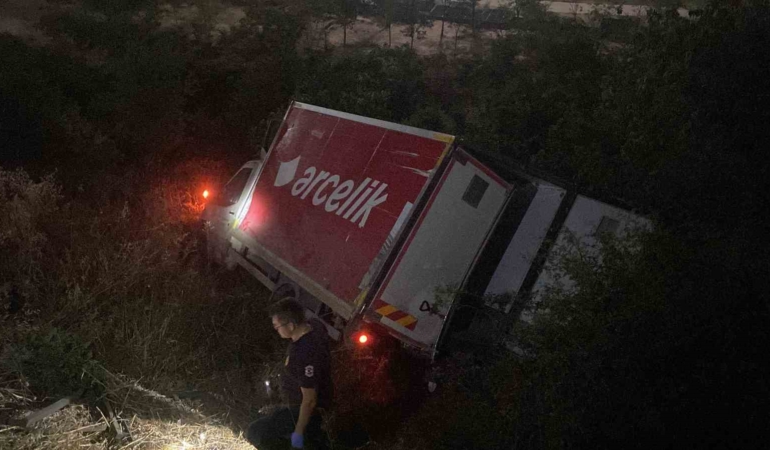 Freni boşalan Arçelik kamyoneti uçurumdan uçtu