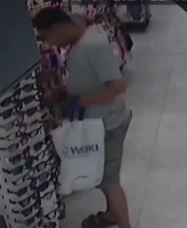 Gaziosmanpaşa’da müşteri kılığındaki hırsız çok sayıda gözlük ve çanta çaldı: O anlar kamerada