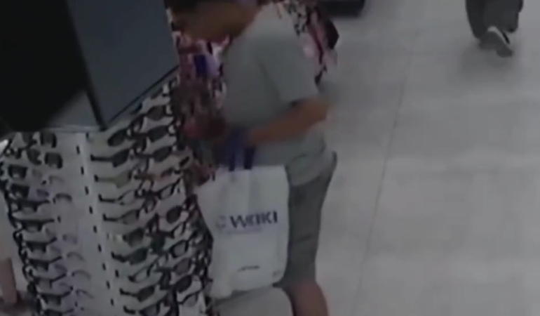 Gaziosmanpaşa’da müşteri kılığındaki hırsız çok sayıda gözlük ve çanta çaldı: O anlar kamerada