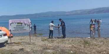 Göle girilmez tabelasına havlu asıp yüzdüler