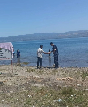 Göle girilmez tabelasına havlu asıp yüzdüler