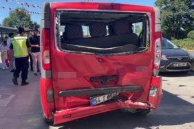 Hafif ticari araç, şehir içi toplu taşıma aracına çarptı: 5 yaralı