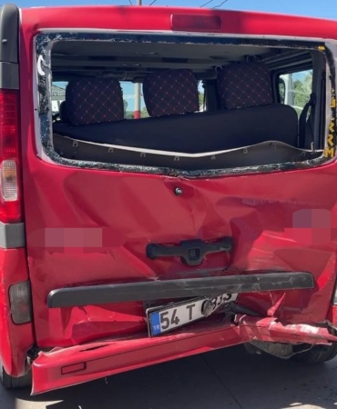 Hafif ticari araç, şehir içi toplu taşıma aracına çarptı: 5 yaralı