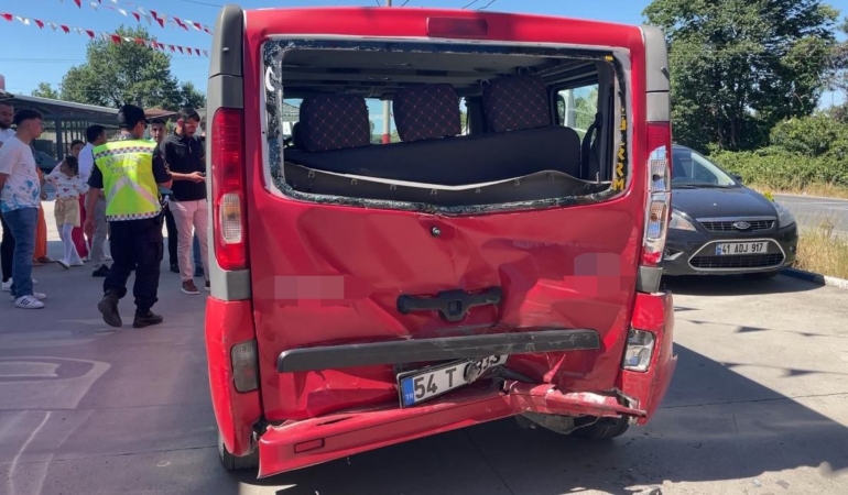 Hafif ticari araç, şehir içi toplu taşıma aracına çarptı: 5 yaralı