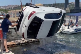 Haliç sahilinde otomobil denize düştü, vinç yardımıyla kurtarıldı