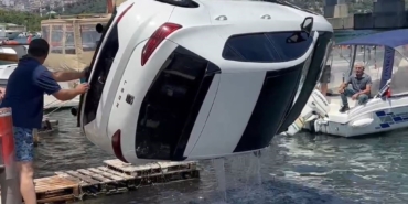 Haliç sahilinde otomobil denize düştü, vinç yardımıyla kurtarıldı