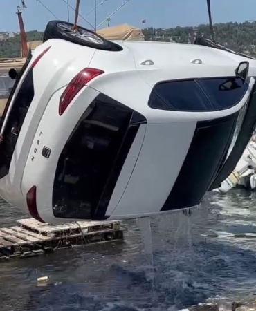 Haliç sahilinde otomobil denize düştü, vinç yardımıyla kurtarıldı