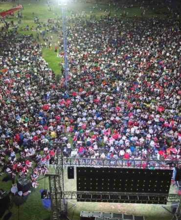 Hamburg değil Bursa....Binlerce kişi stada çevrilen parkta dev ekranda coşkuyu yaşadı